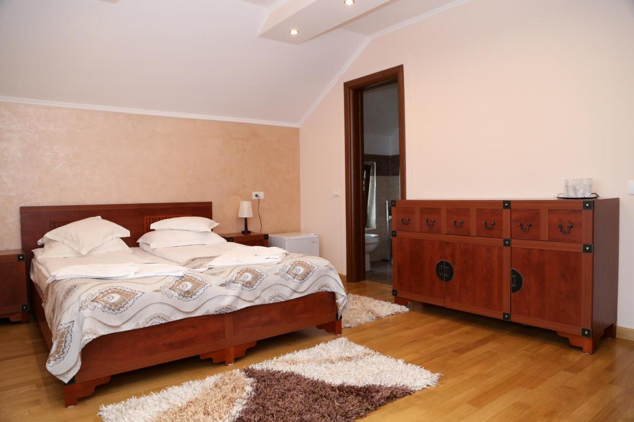 Oli House Hotell Alba Iulia Exteriör bild